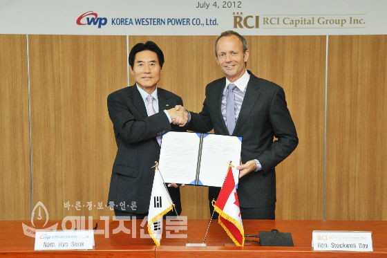 Western Power Managing Director M hyoseok ▲ (left) and director of RCI Capital Group Stockwell Day 4 days and Western Power has signed an MOU in the large meeting room.